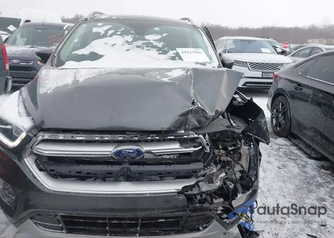 2017 Ford Escape Titanium z USA, uszkodzony, nr VIN 1FMCU9J99HUE89713